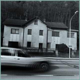 Die kleine Burg - neben der großen, lauten Straße - 2015