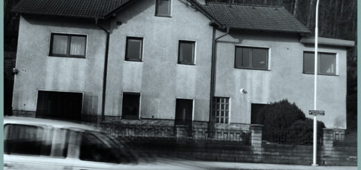 Die kleine Burg - neben der großen, lauten Straße - 2015