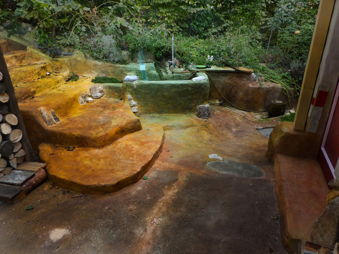 Waschbecken und Stiegenaufgang in den Kulturgarten