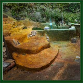 Waschbecken und Stiegenaufgang in den Kulturgarten