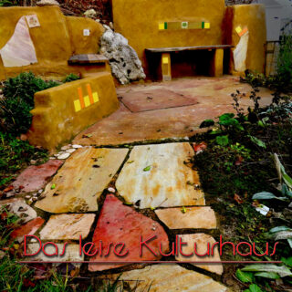 Der gelbe Balkon an der großen Straße