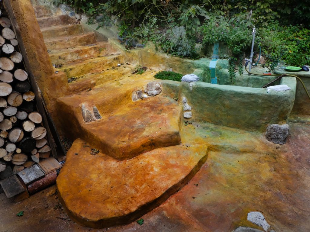 Waschbecken und Treppenaufstieg in den Kulturgarten
