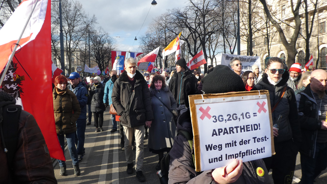 Demonstration gegen Pflichtinjektionen - Apartheit