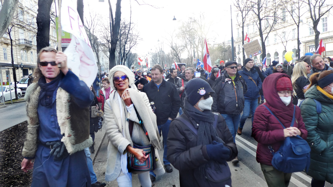 Demonstration gegen Pflichtinjektionen - Designer und Designerin