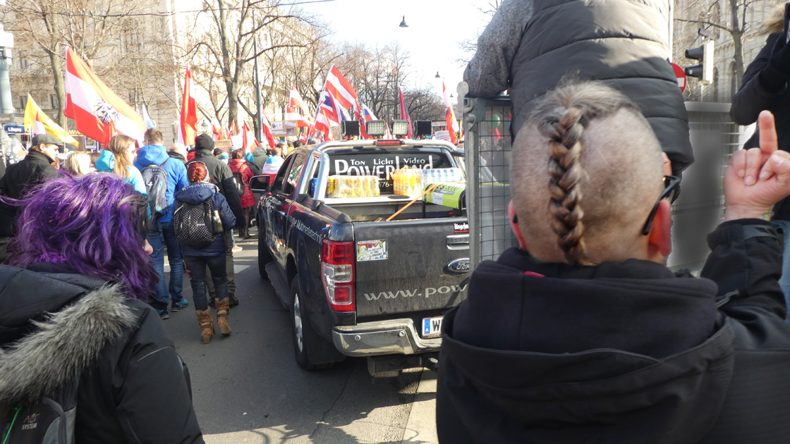 Demonstration gegen Pflichtinjektionen - Fuckfinger