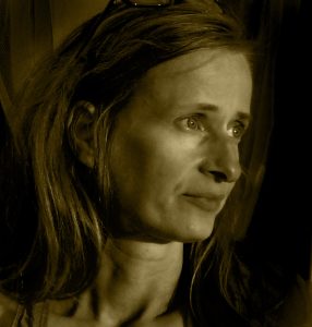 Sabine Floner - Portrait in goldbraun
