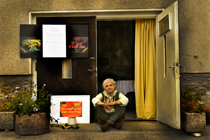 Kunstaktion 2016 Die Sucht am billigen Konsum 02 Waffengewalt