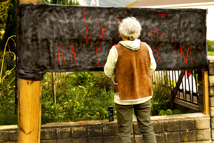 Kunstaktion 2016 Die Sucht am billigen Konsum 03