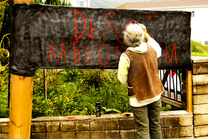 Kunstaktion 2016 Die Sucht am billigen Konsum 04