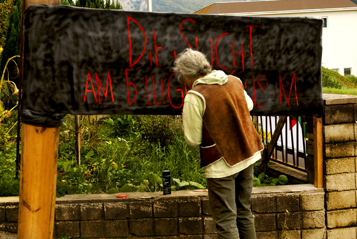 Kunstaktion 2016 Die Sucht am billigen Konsum 05