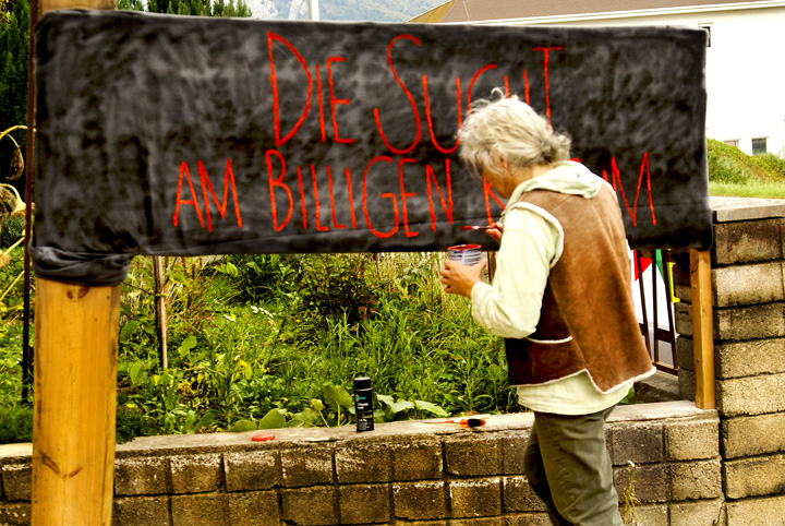 Kunstaktion 2016 Die Sucht am billigen Konsum 06