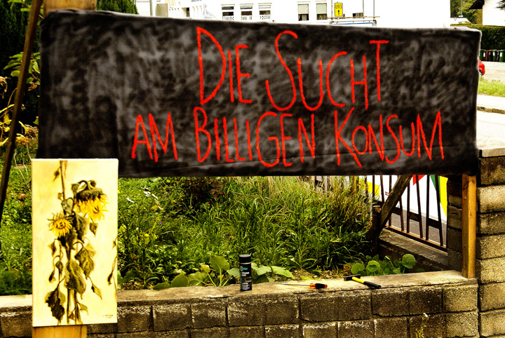 Kunstaktion 2016 Die Sucht am billigen Konsum 07